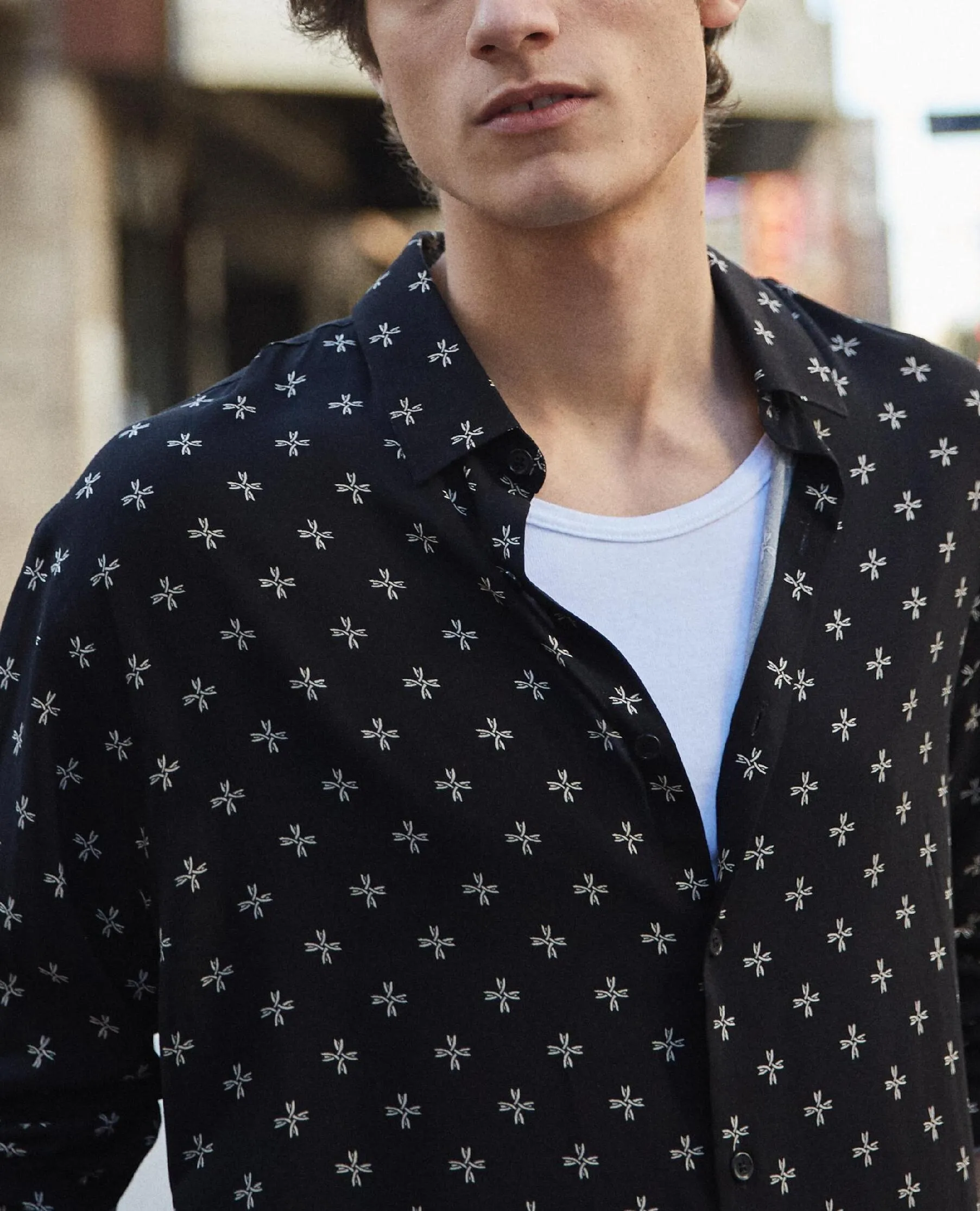 Chemise noire à motif croix beige brodé