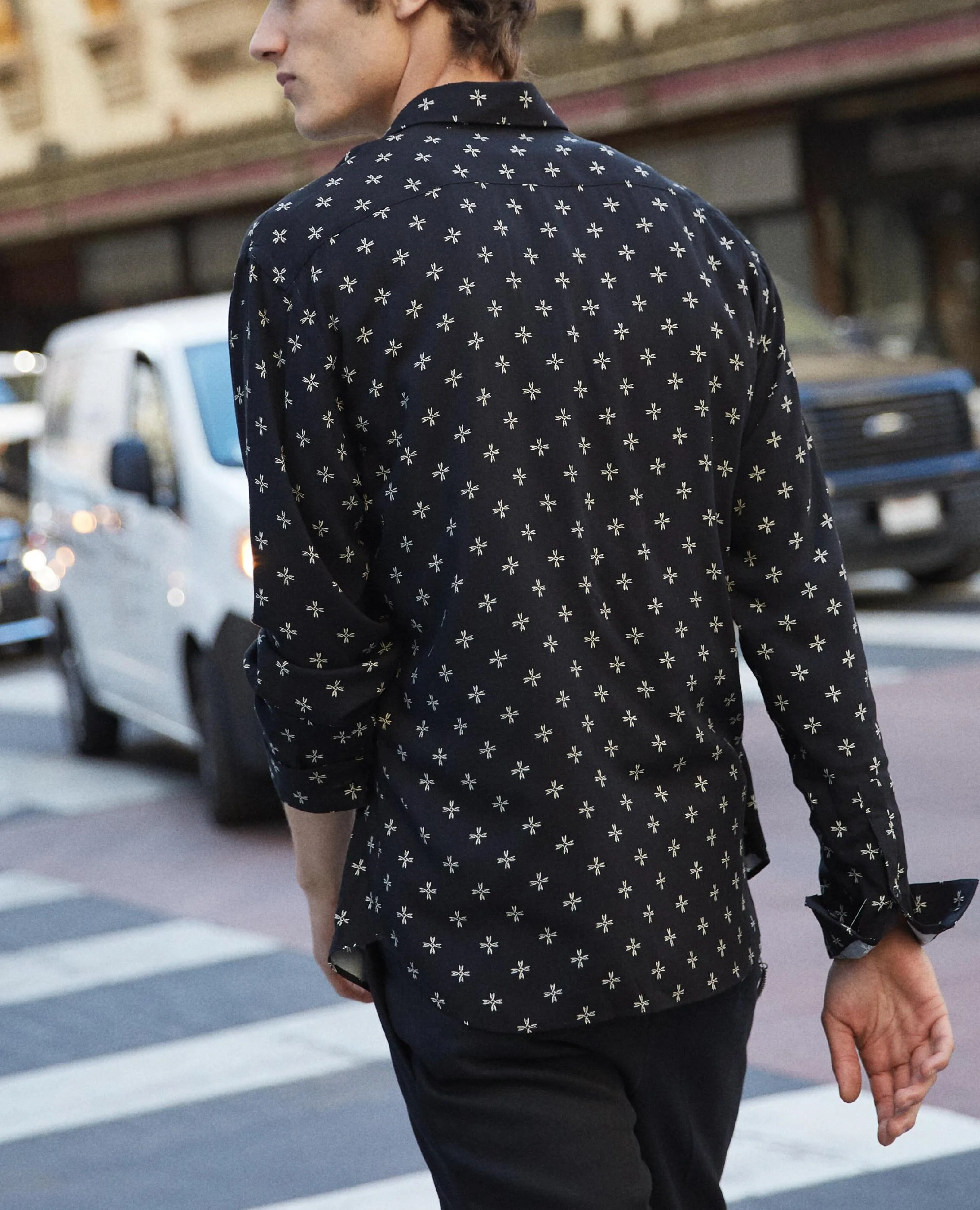 Chemise noire à motif croix beige brodé