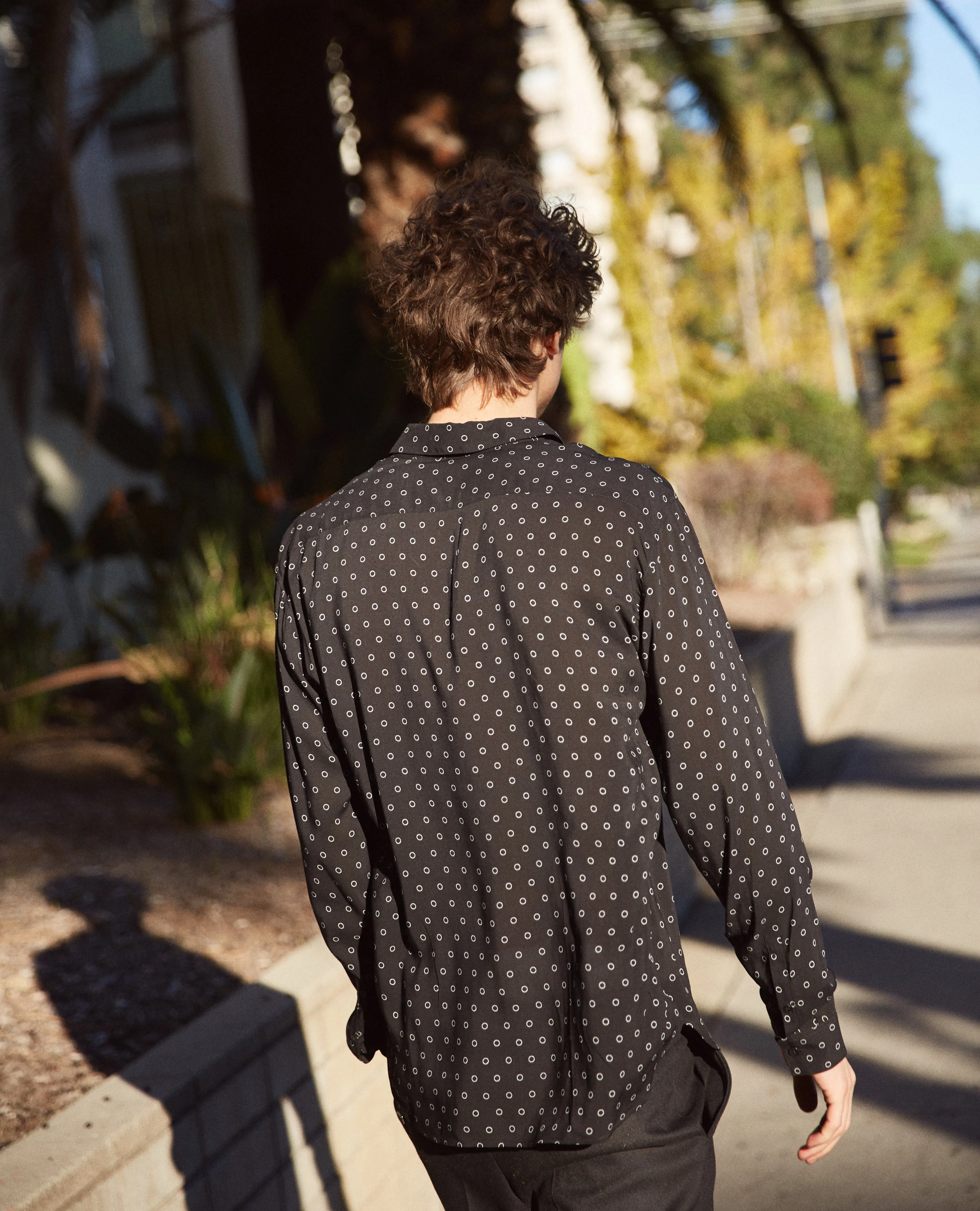 Chemise noire à motifs cercles blancs