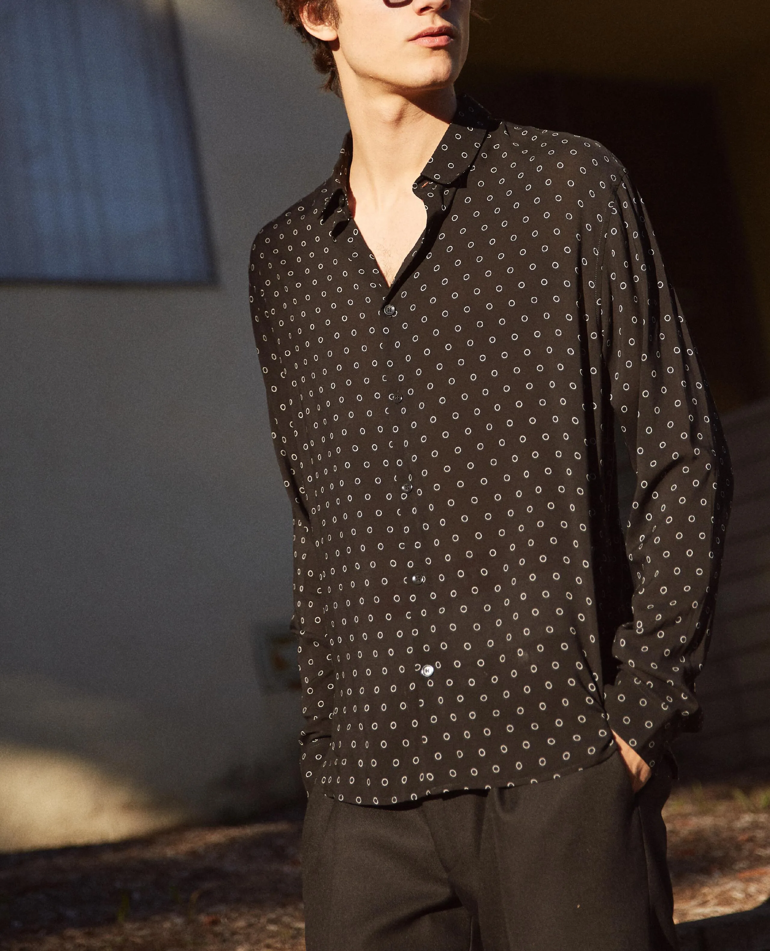 Chemise noire à motifs cercles blancs