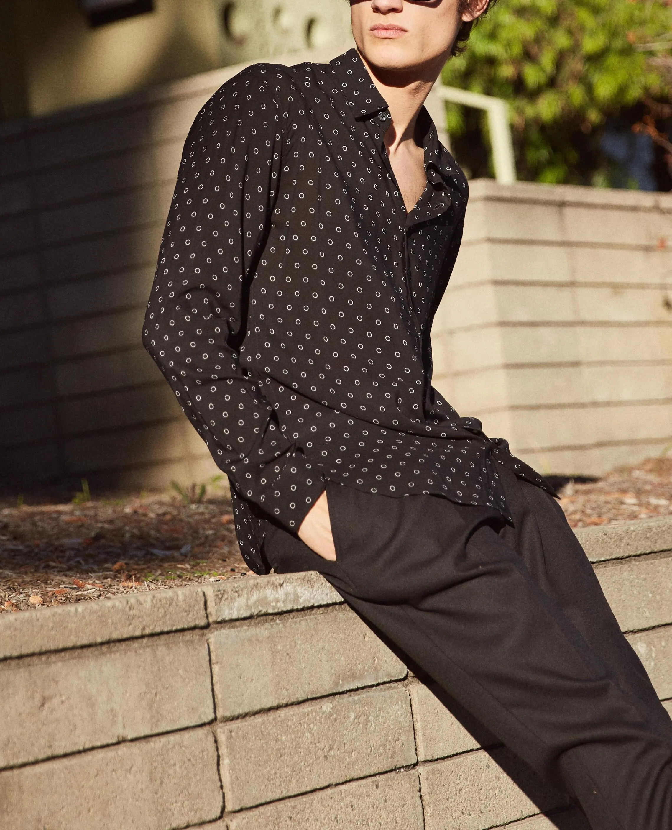Chemise noire à motifs cercles blancs