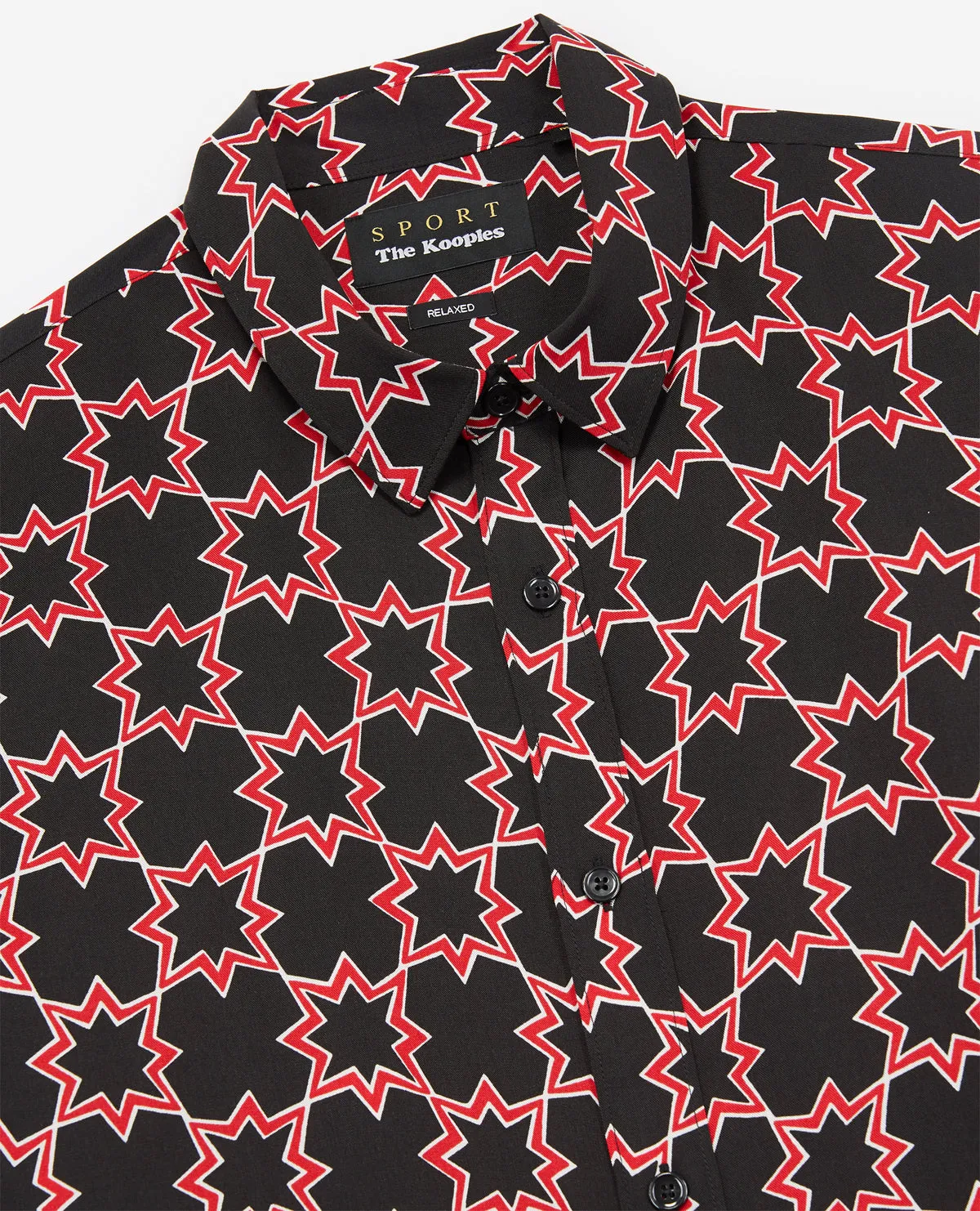 Chemise noire à motifs étoiles rouges