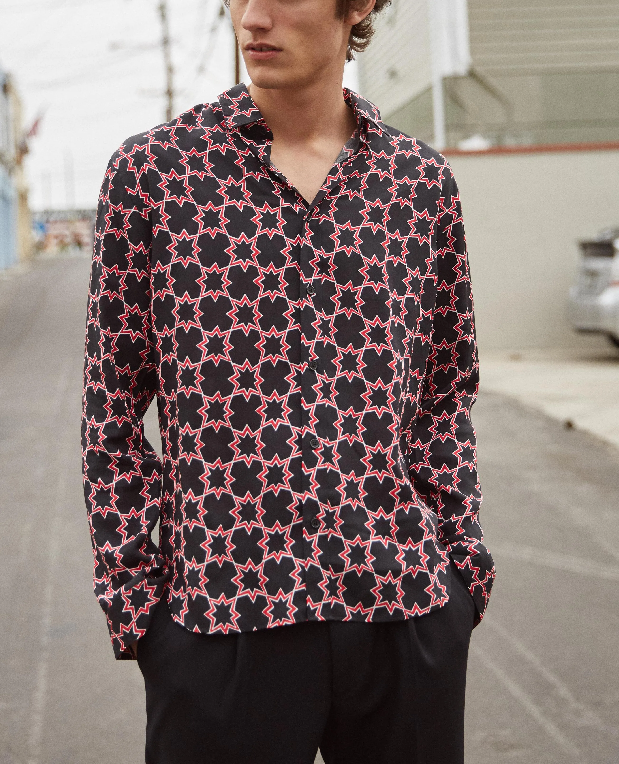 Chemise noire à motifs étoiles rouges
