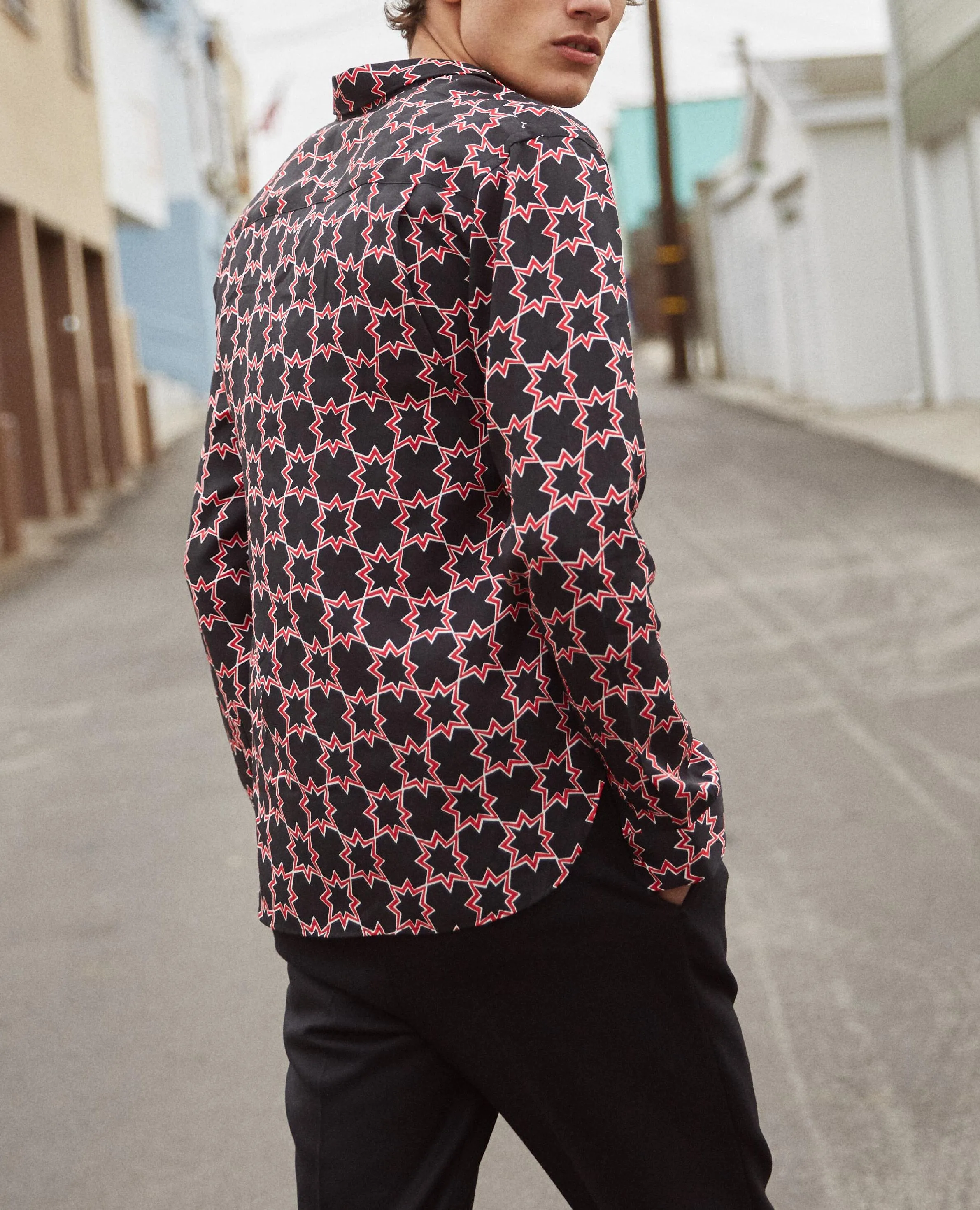Chemise noire à motifs étoiles rouges