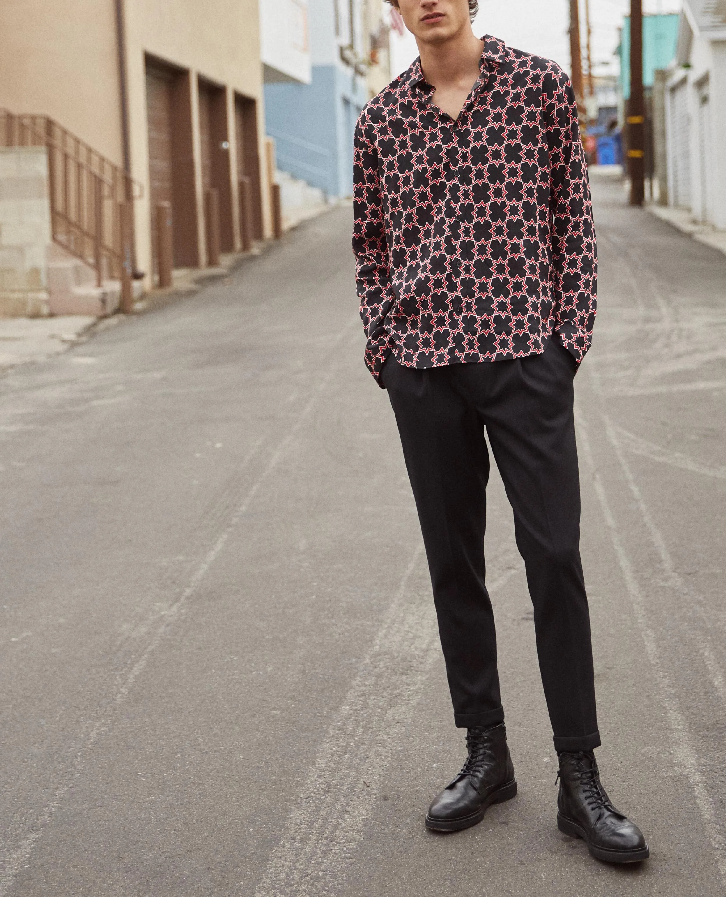 Chemise noire à motifs étoiles rouges