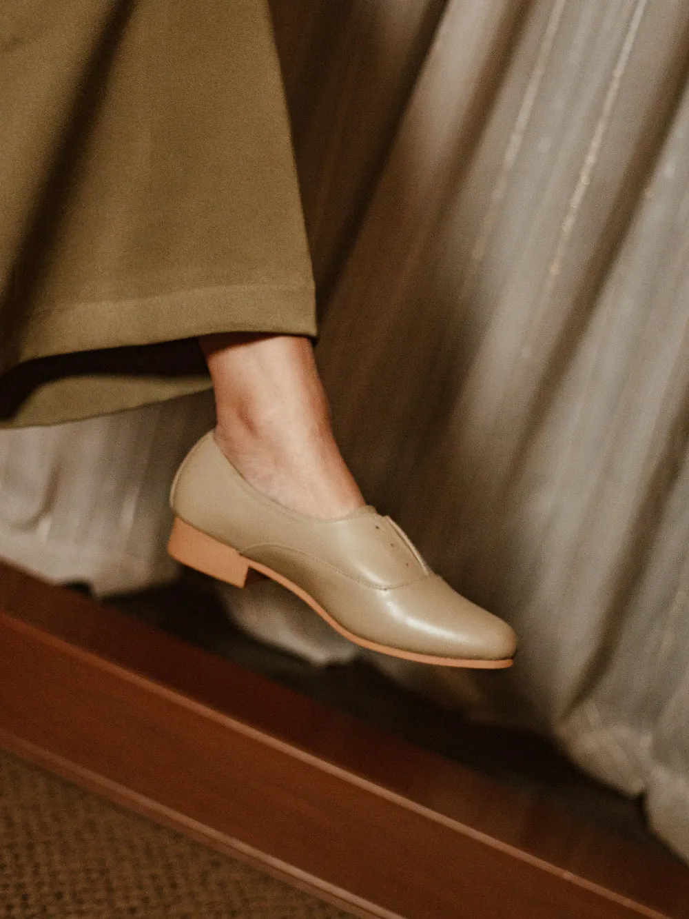The Balmore Oxford in Antique White