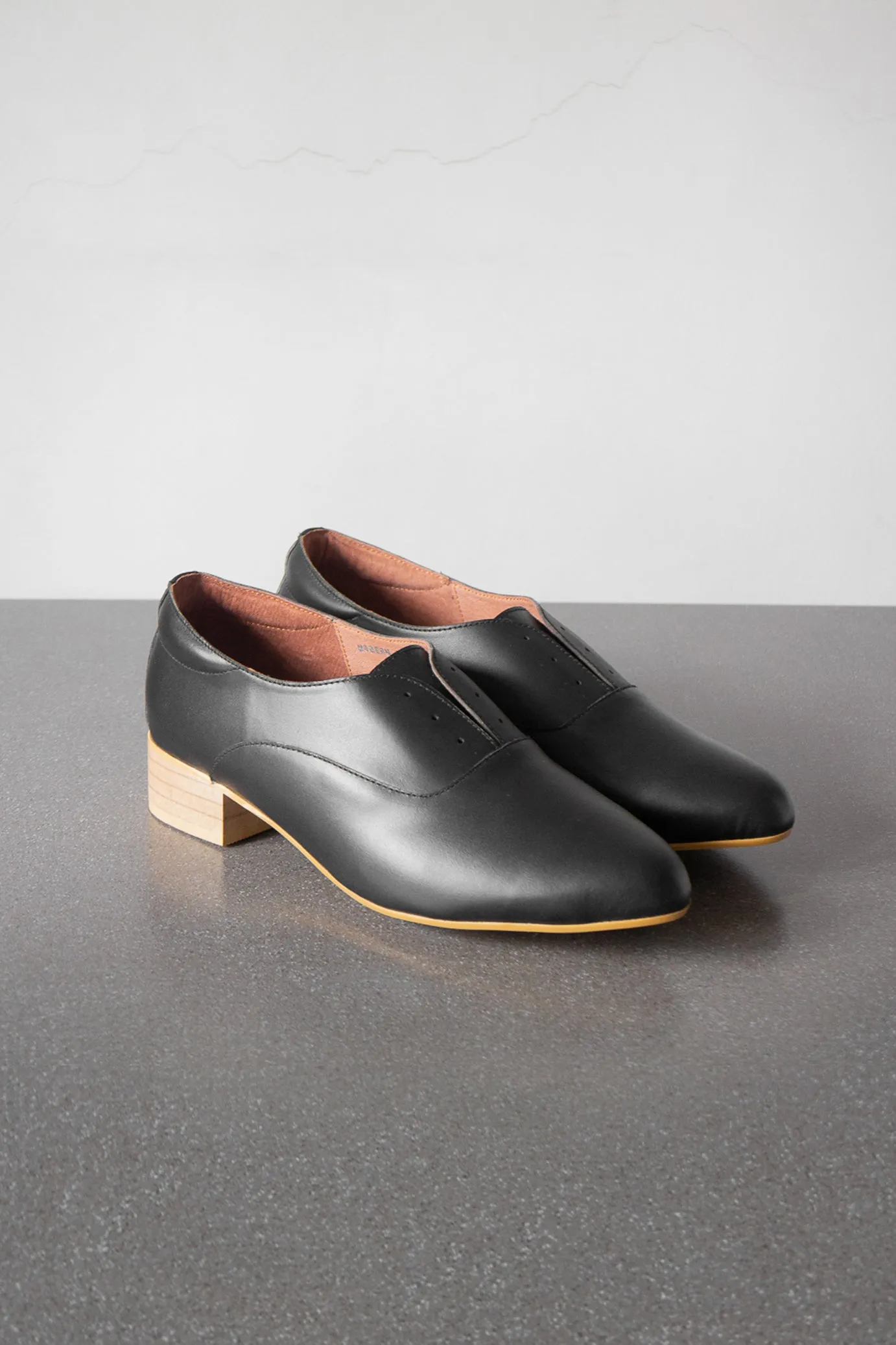 The Balmore Oxford in Black